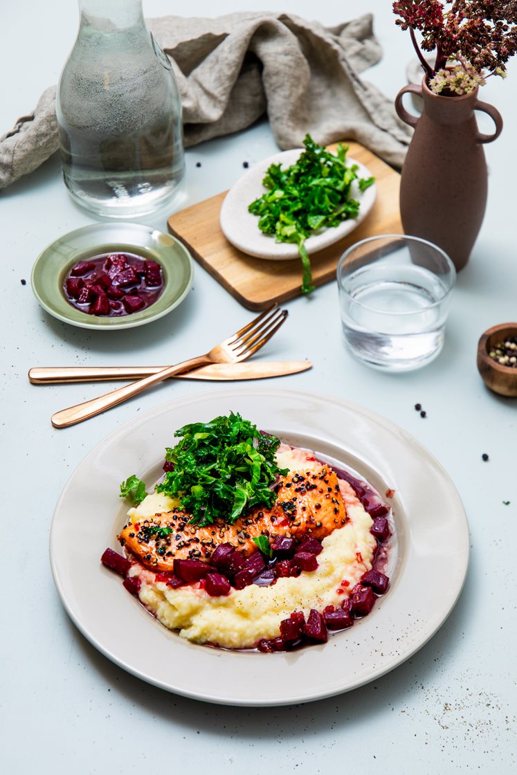 Krydderstekt laksefilet med potetmos, grønnkål og rødbetesjy