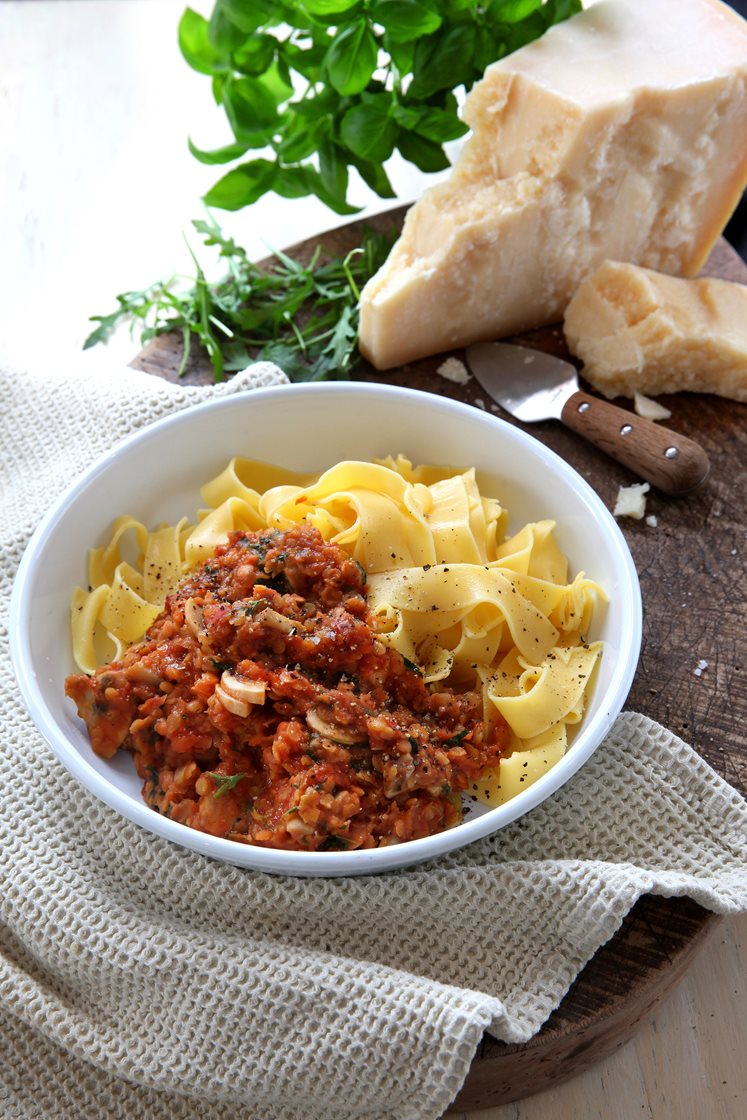 Linsbolognese med linguine, parmesan och ruccola