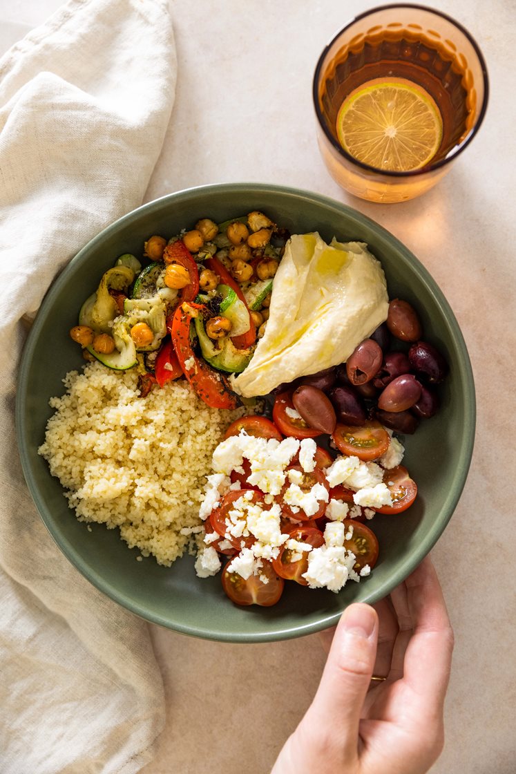 Marokkansk bowl med hummus, grillede grønnsaker, couscous og tomatsalat