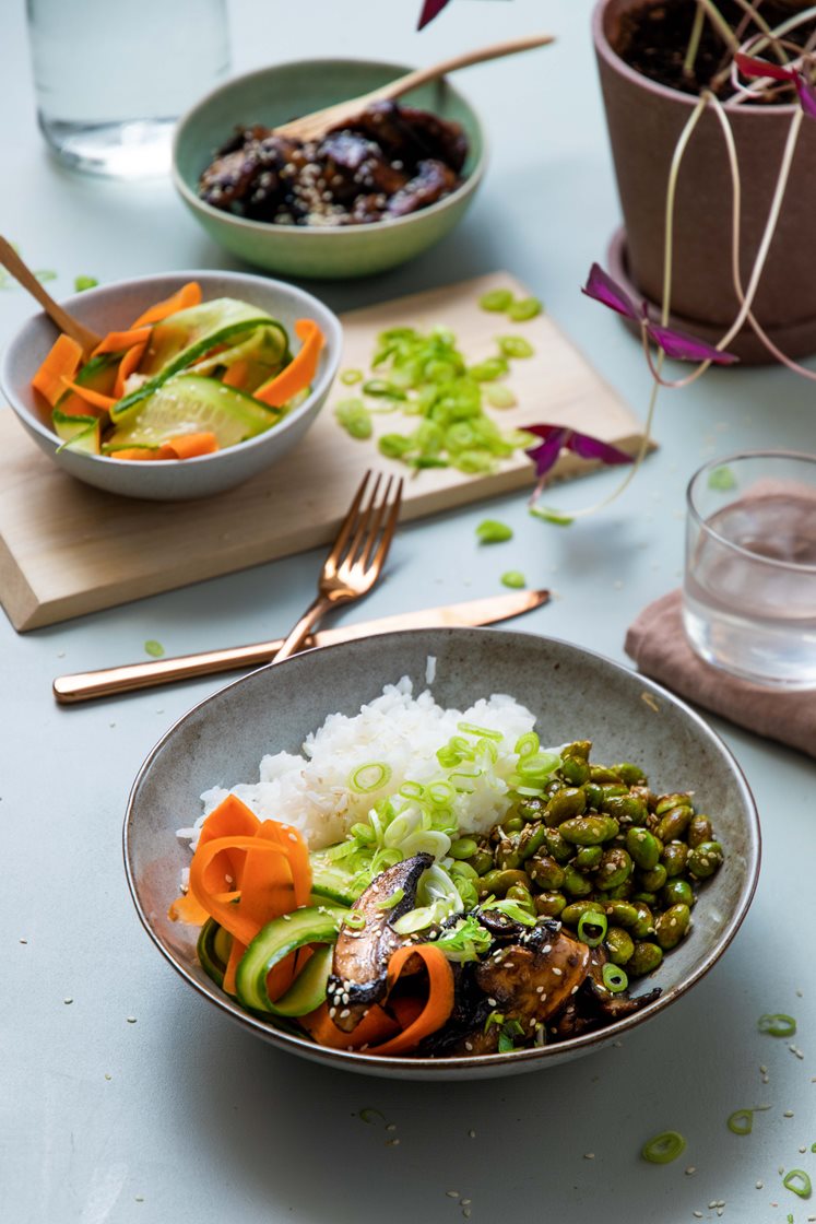 Sticky portobellosopp med hurtigsyltede grønnsaker, edamamebønner og jasminris