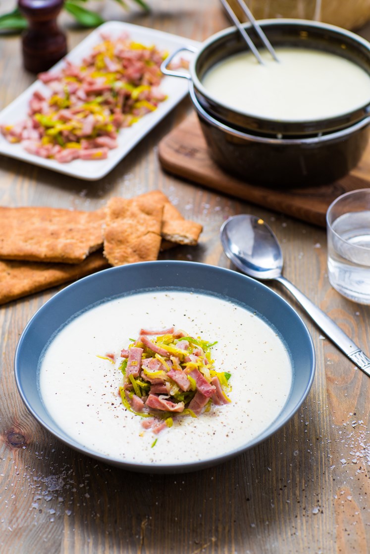 Kremet blomkålsuppe med skinke og purreløk