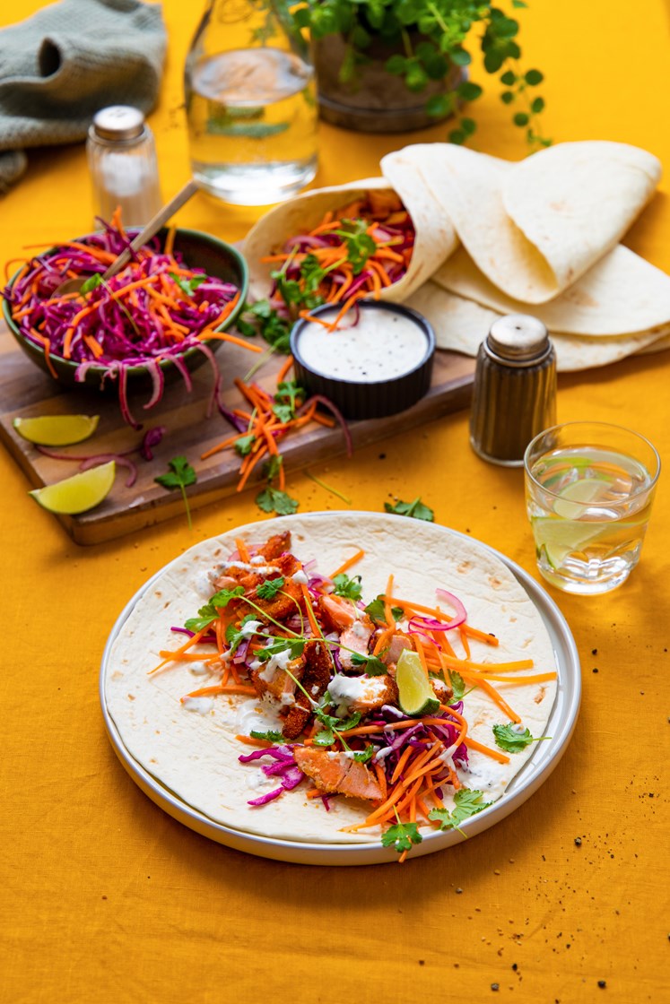 Fisketaco med laks i tortillalefse med urtedressing og koriander 