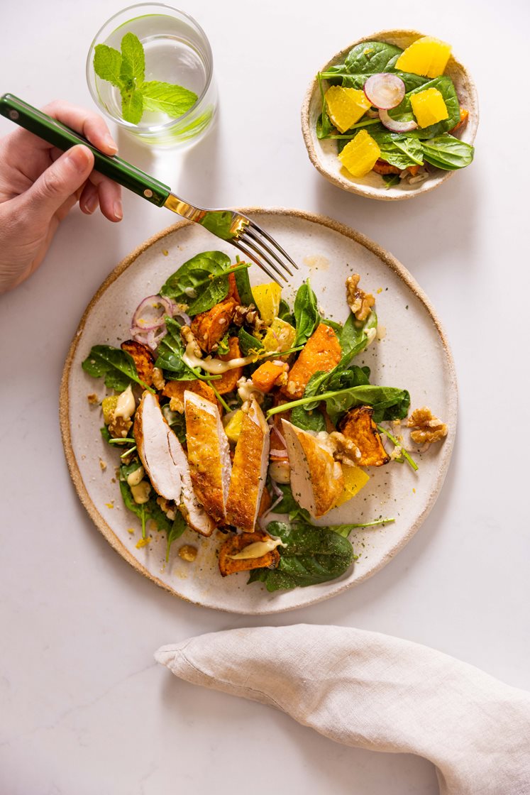 Krydderstekt kyllingbryst med spinat- og søtpotetsalat, appelsin, hasselnøtter og sennepsvinaigrette