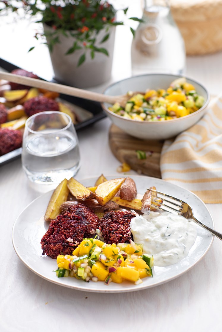 Quinoa- og rødbetenuggets med stekte poteter og tzatziki