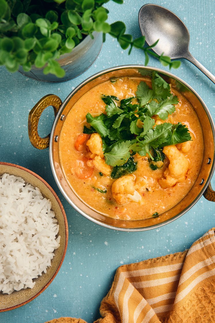 Snabb grönsakscurry med lime, koriander, kokosmjölk och jasminris