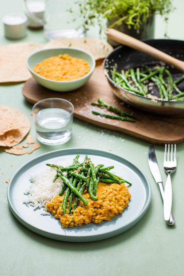 Indisk linsegryte med sesamstekte grønne bønner, papadams og raita