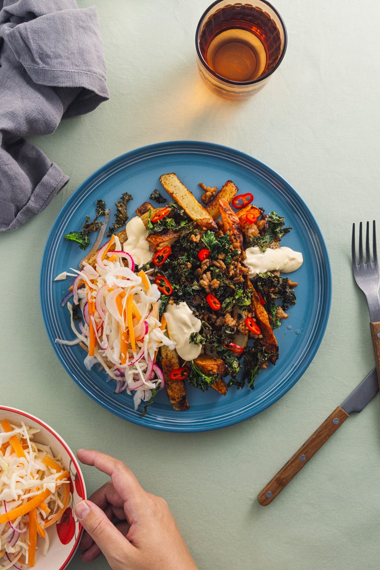 Loaded fries med sojastegt svinekød og grønkål