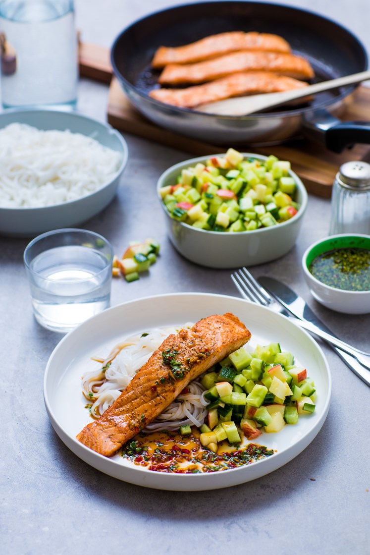 Pannestekt laks med agurk- og eplesalat, risnudler og ponzusaus