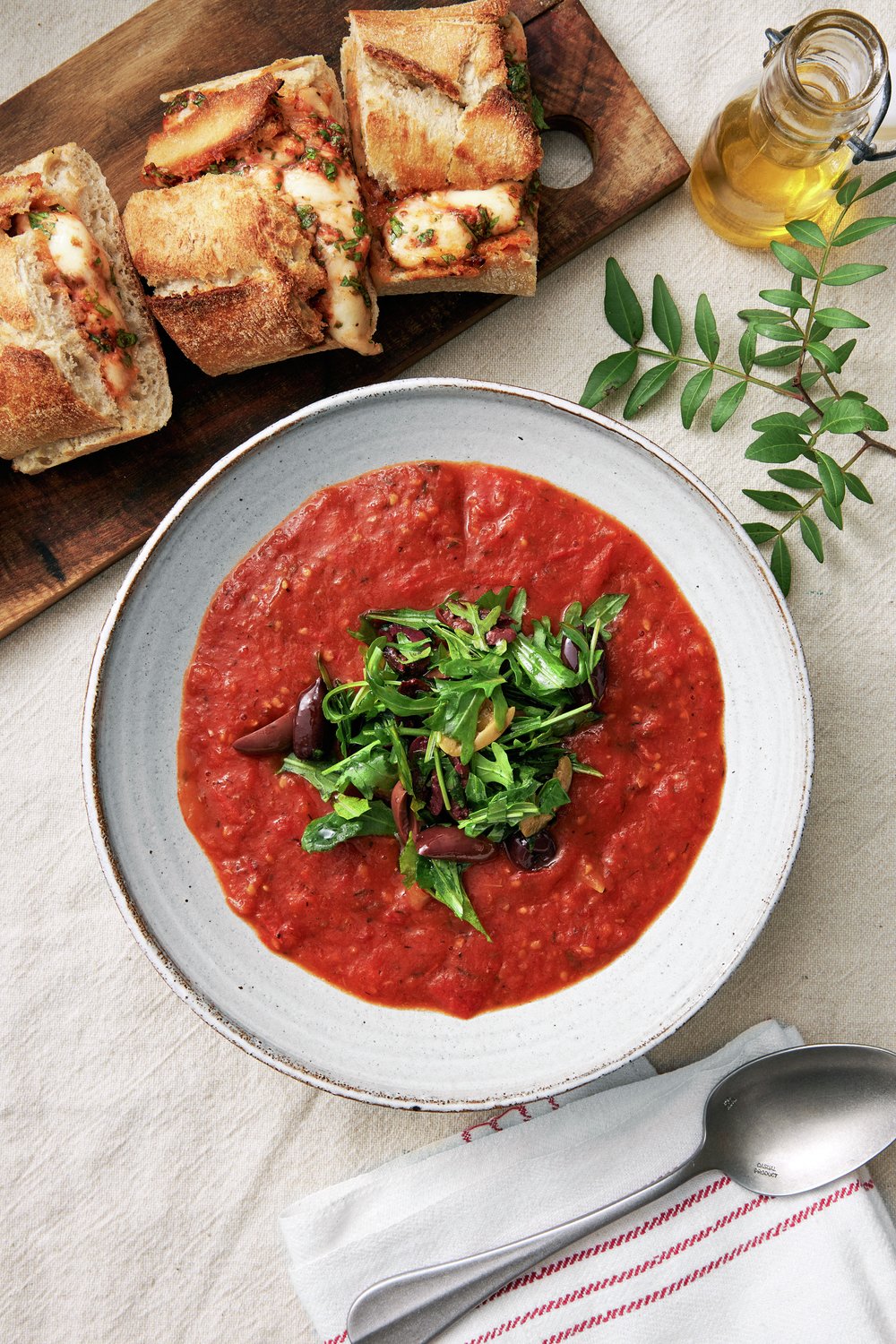 Rostad tomatsoppa med varmt mozzarellabröd och olivtopping