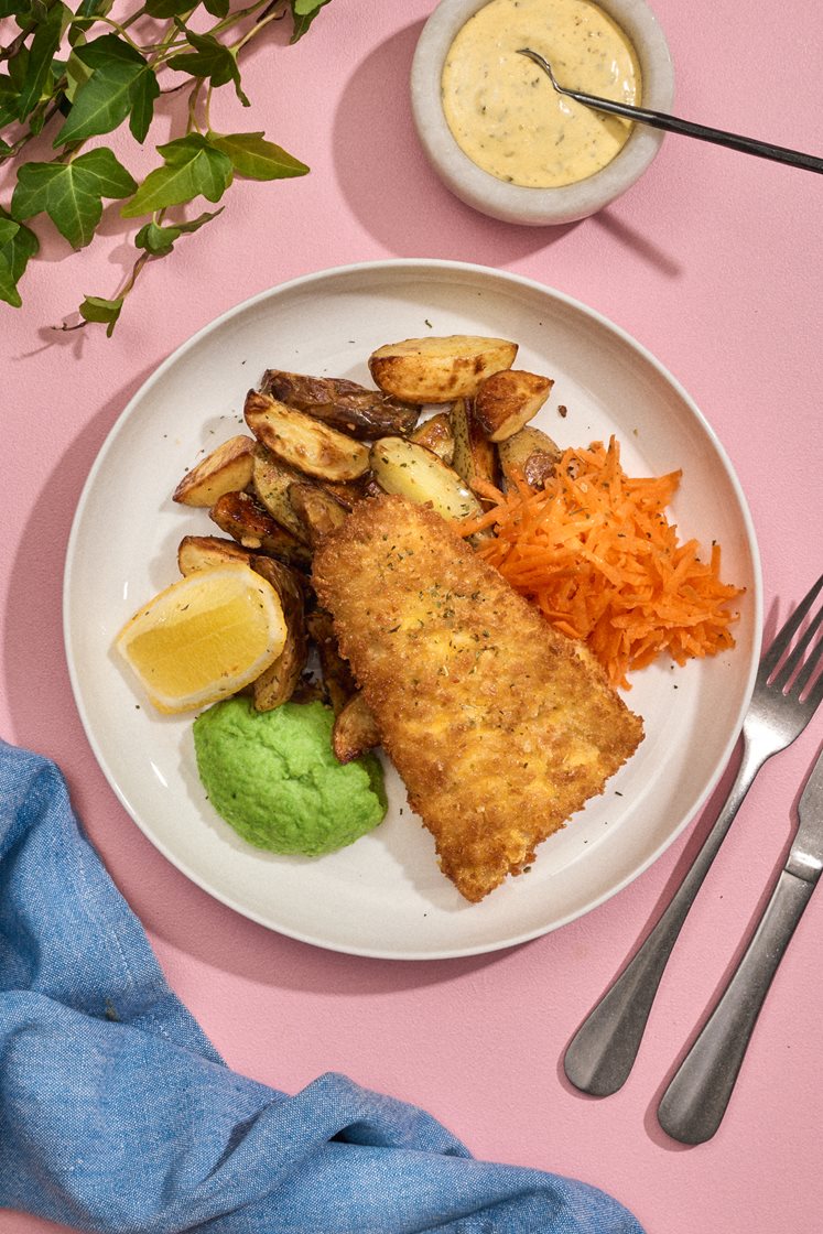 Fish & chips med färdigpanerad kummel, ärtpuré, citron och morot 