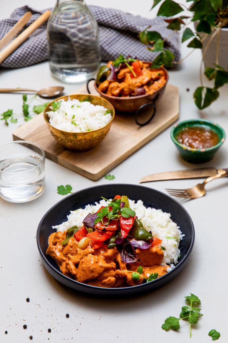 Butter chicken med stekte grønnsaker, korianderris og mangochutney