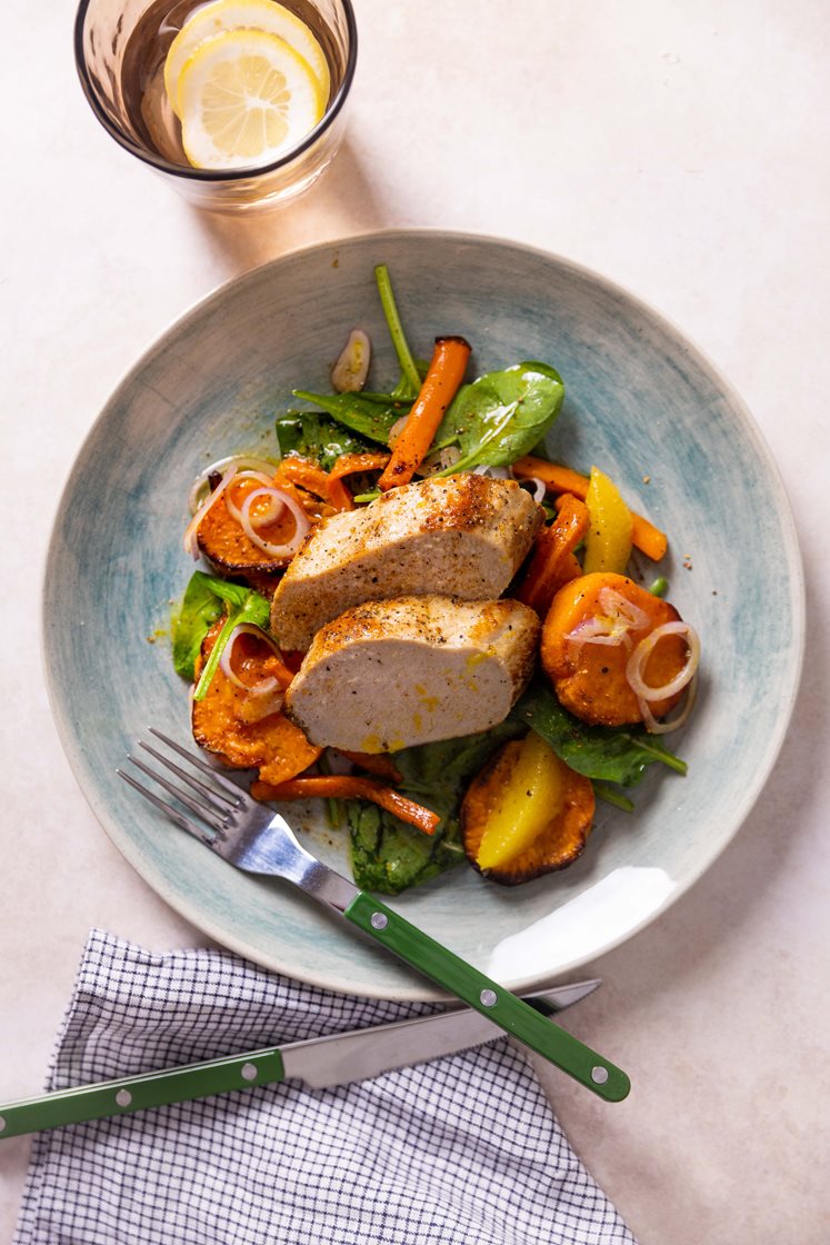 Svinefilet og lun salat med ovnsbakte grønnsaker, servert med appelsin- og sitronvinaigrette