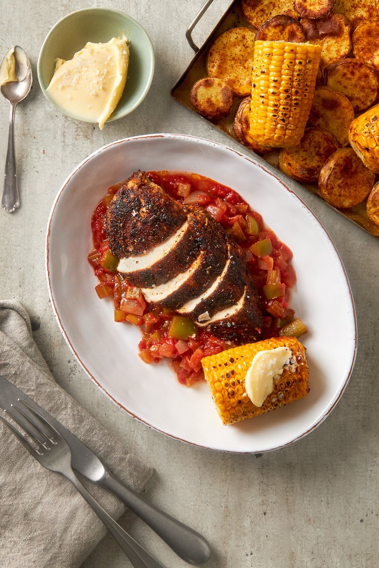 Cajunkyckling med kreolsk tomatsås och majskolv