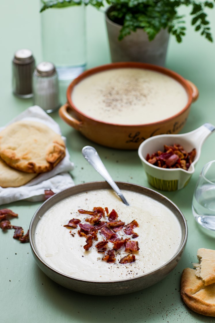 Kremet selleri- og blomkålsuppe med bacon og rustikke multibrød