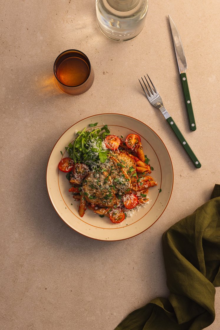 Sitruskrydret svinefilet med pasta arrabiata, cherrytomater og bladpersille