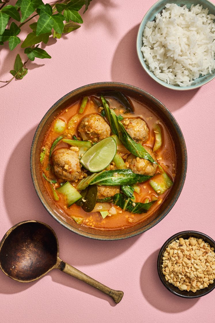 Massaman curry med clariasfrikadeller, limeblad och jordnötter
