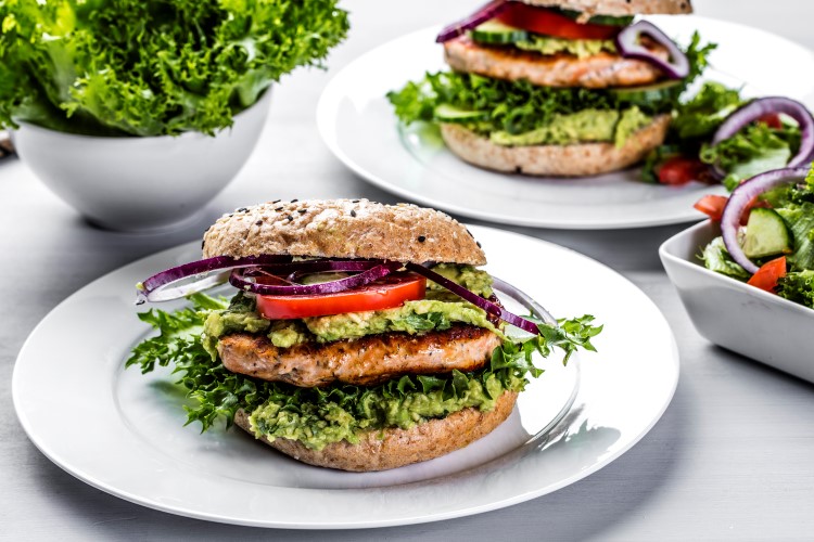 Fiskeburger med guacamole og søtpotetfries