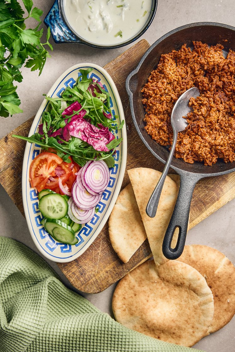 Fyllt pitabröd med kryddstekt nötfärs, sallad och färdig tzatziki