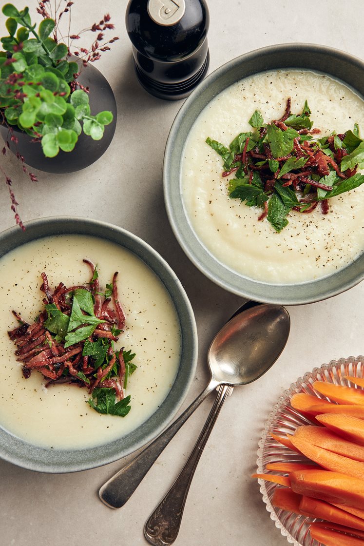 Mild blomkålssoppa med kalkonbacon- och persiljeströssel