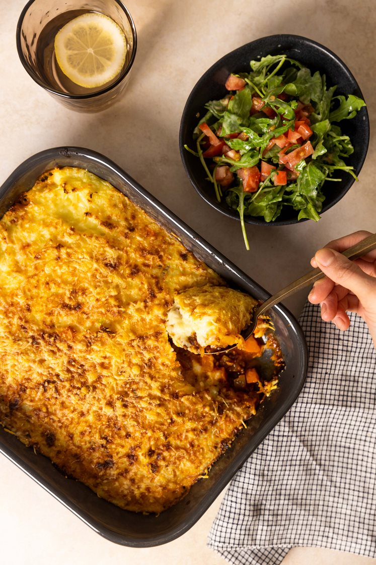 Shepherd's pie med kjøttdeig av storfe og får, servert med blandet salat med sennepsvinaigrette