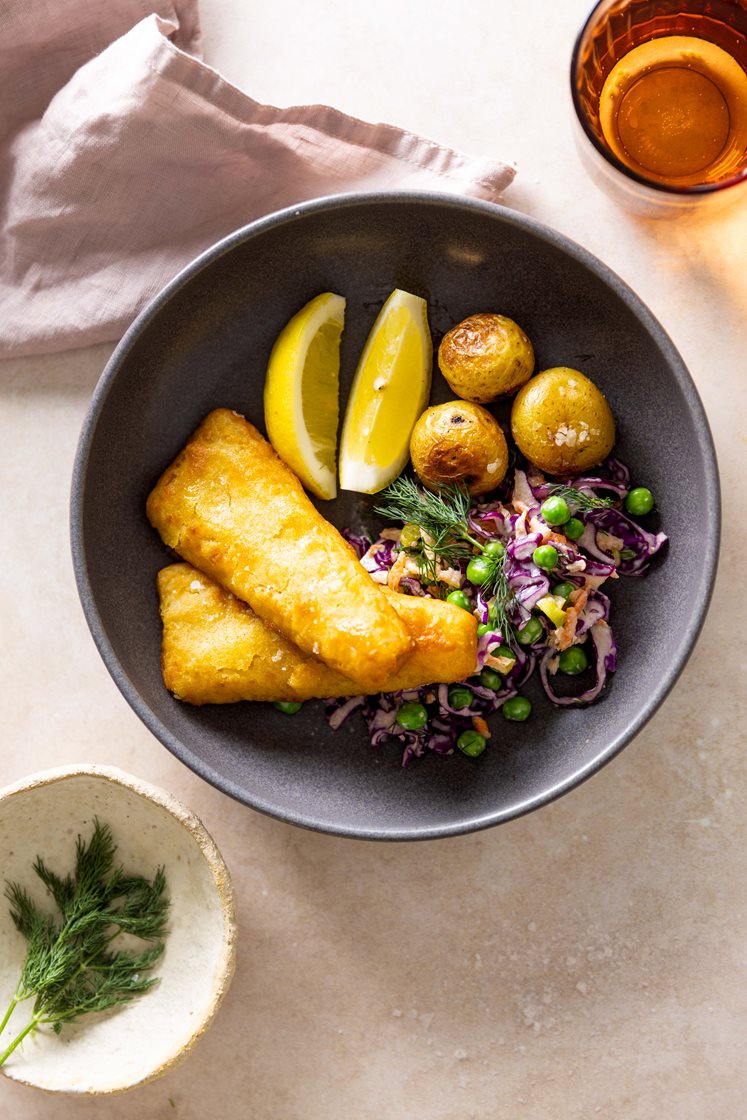 Sprøpanert sei servert med delikatessepoteter, frisk rød coleslaw, dill og sitron