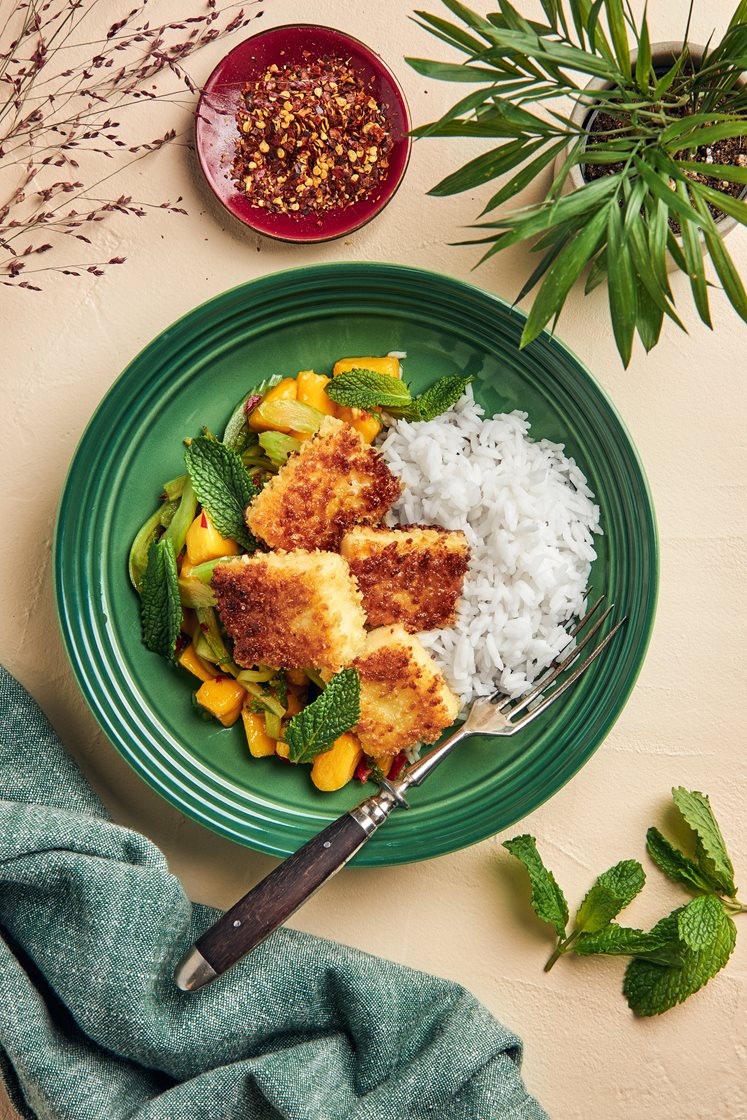 Asiatisk mangosalat med paneret halloumi, mynte og ris