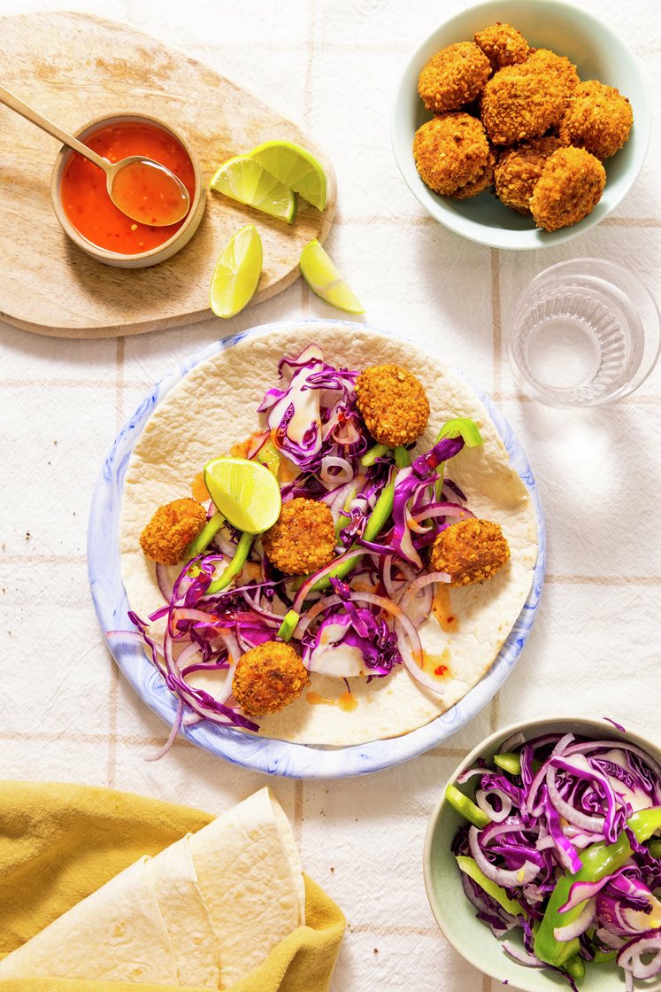 Popcornkylling i tortillawrap med rødkålsalat og sweet chili-saus