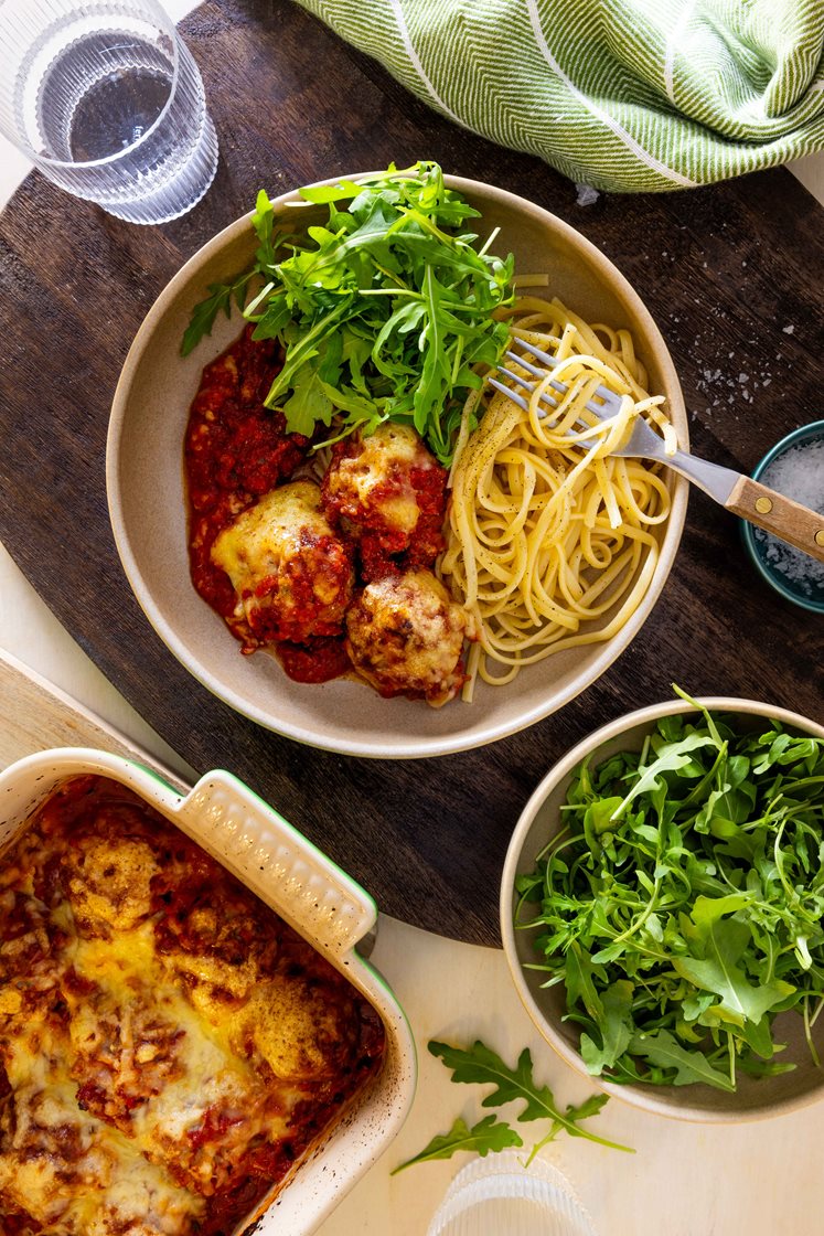 Ostegratinerte salsicciaboller i tomatsaus med linguine og ruccola