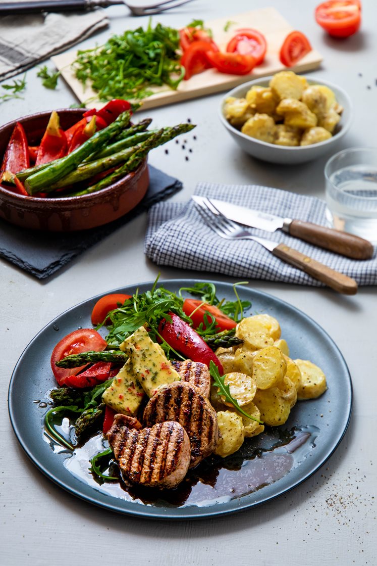 Svinefilet med fransk potetsalat, grillet asparges, ruccola, paprika og tomat