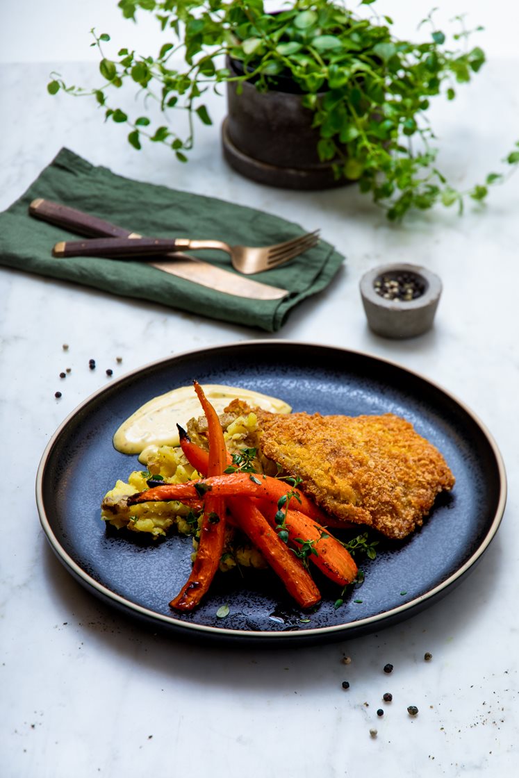 Svineschnitzel med glaserede gulerødder, knuste kartofler og remoulade