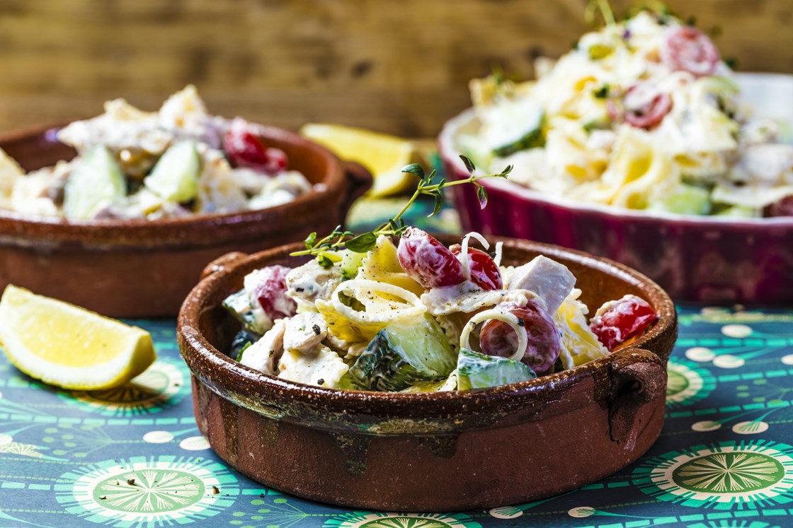 Pastasalat med kylling og estragon- og persilledressing
