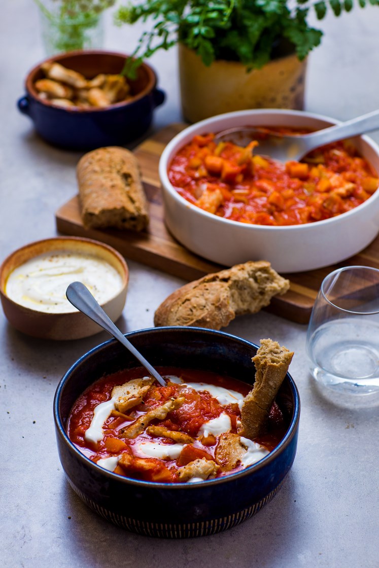 Hot kyllingsuppe med grønnsaker og ovnsbakte bagetter