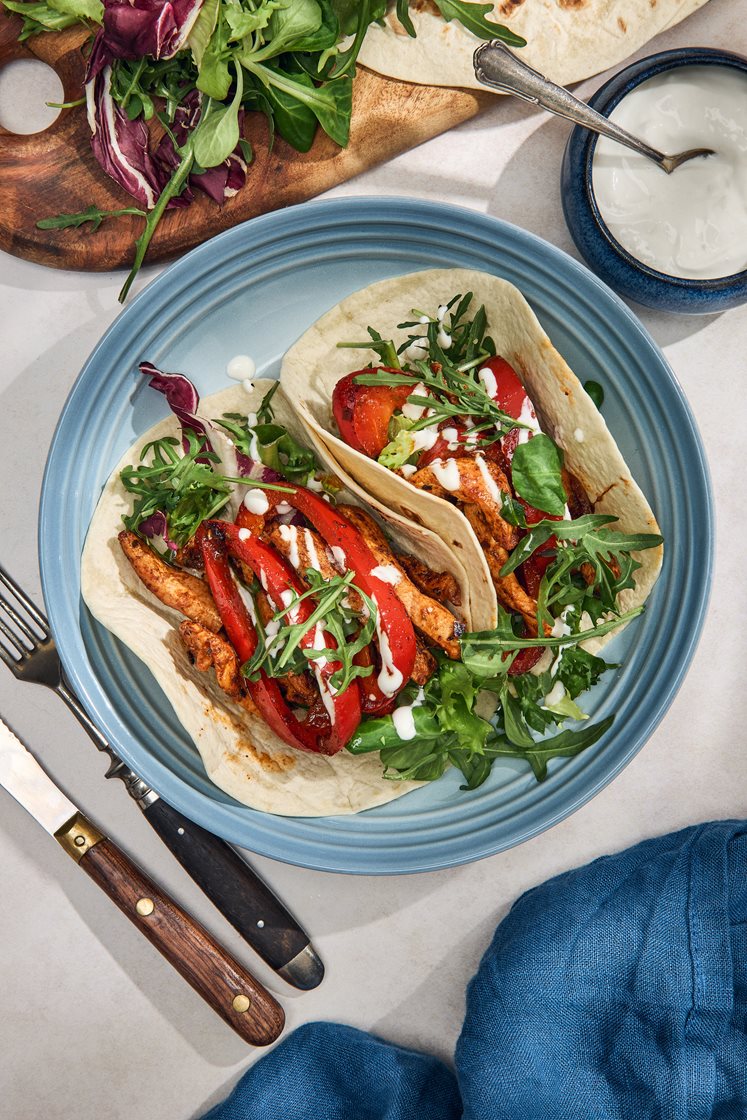 Kycklingfajitas med paprika och vitlökssås