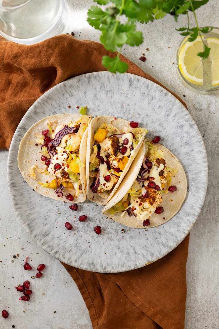 Maistortillas med tacokrydret skjørost, mangosalat og syltet granateple servert med limemajones