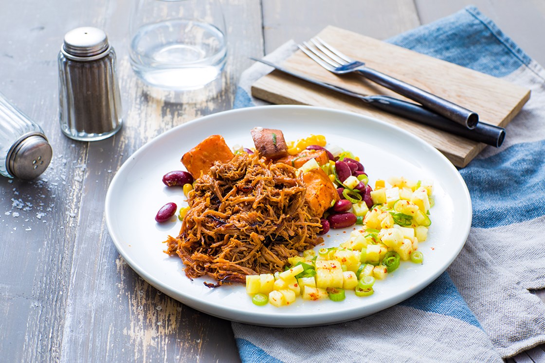 Pulled pork i BBQsaus med bakt søtpotet og ananas