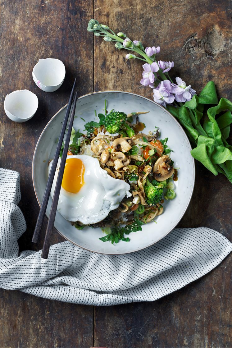Svampyakiniku med ägg och sesamstekt broccoli