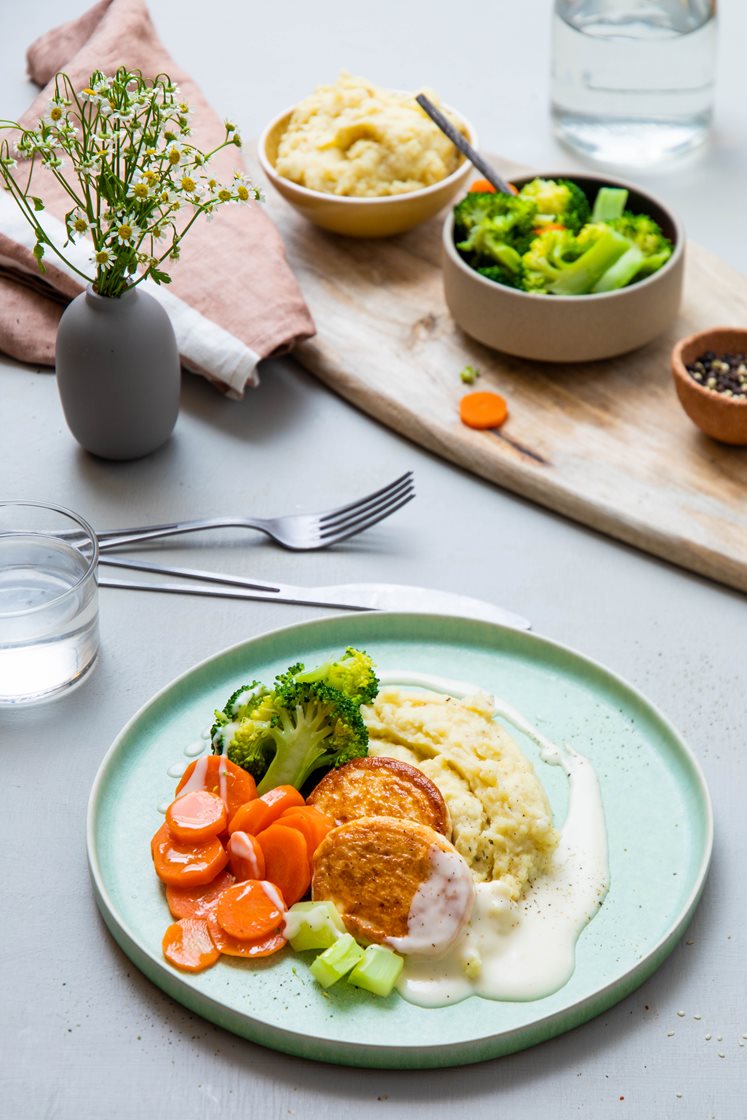 Grove fiskekaker med potetmos, brokkoli og fiskesaus med sitron