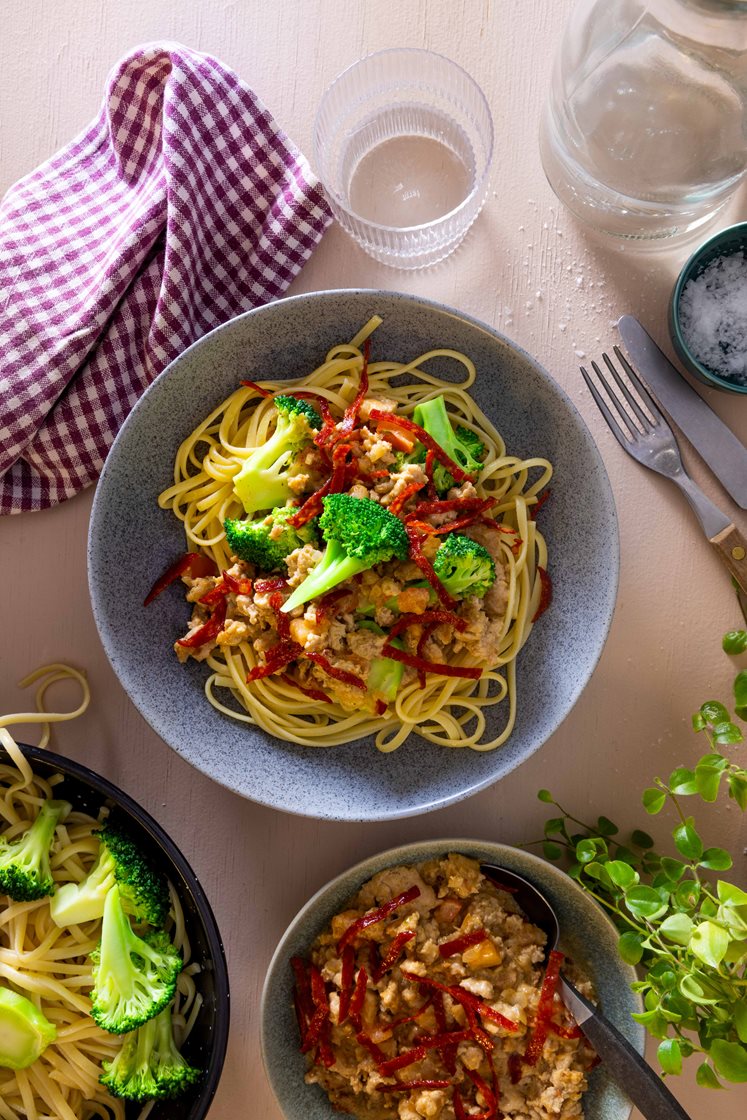 Kremet kyllingpasta med pepperoni, brokkoli og tomat