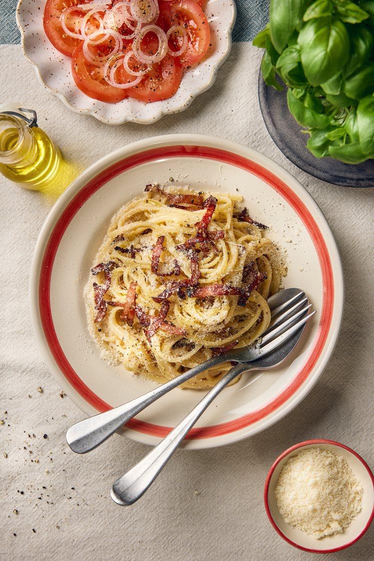 Carbonara med kalkonbacon och tomatsallad