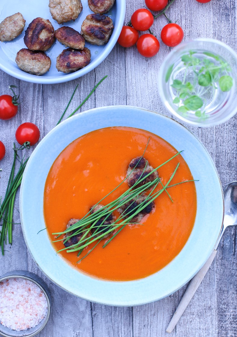 Hjemmelaget tomatsuppe med kjøttboller og gressløk