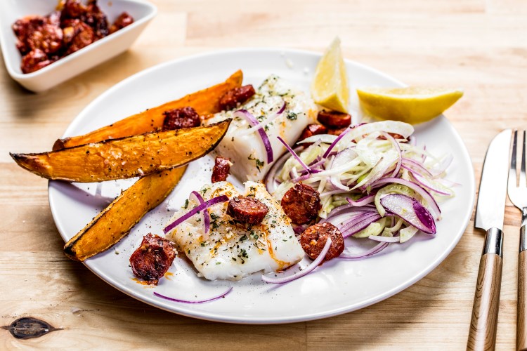 Ovnsbakt torsk med bakt søtpotet, chorizo og fennikelsalat