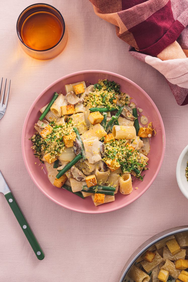 Pasta og shiitakesopp i kremet misosaus med tofu og sprø gremolata