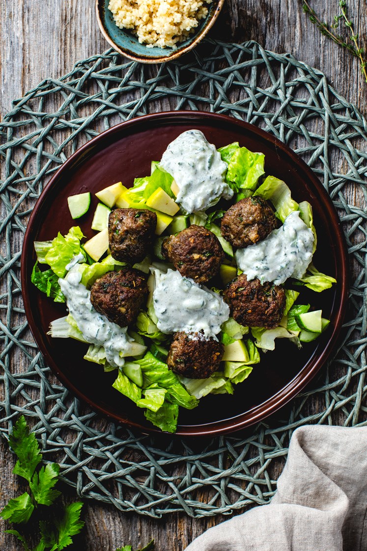 Lammeboller med eplesalat, bulgur og tzatzikidressing