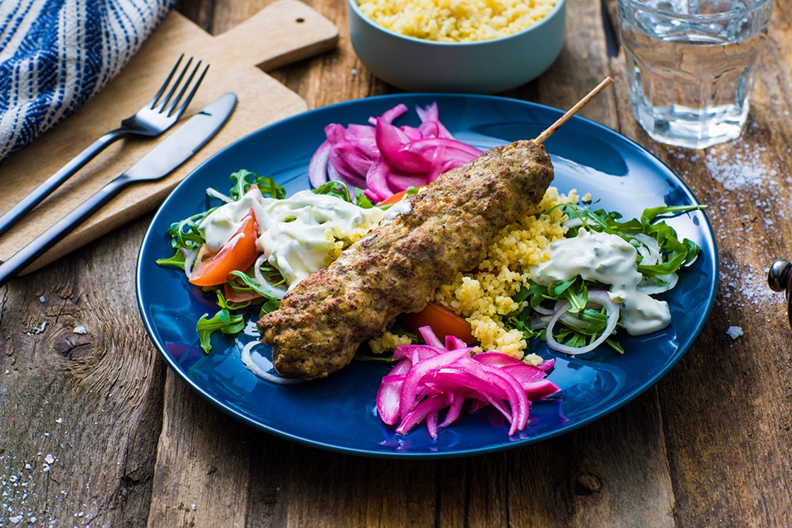 Tyrkisk grillspyd med tomatsalat, syltet rødløk og tzatziki