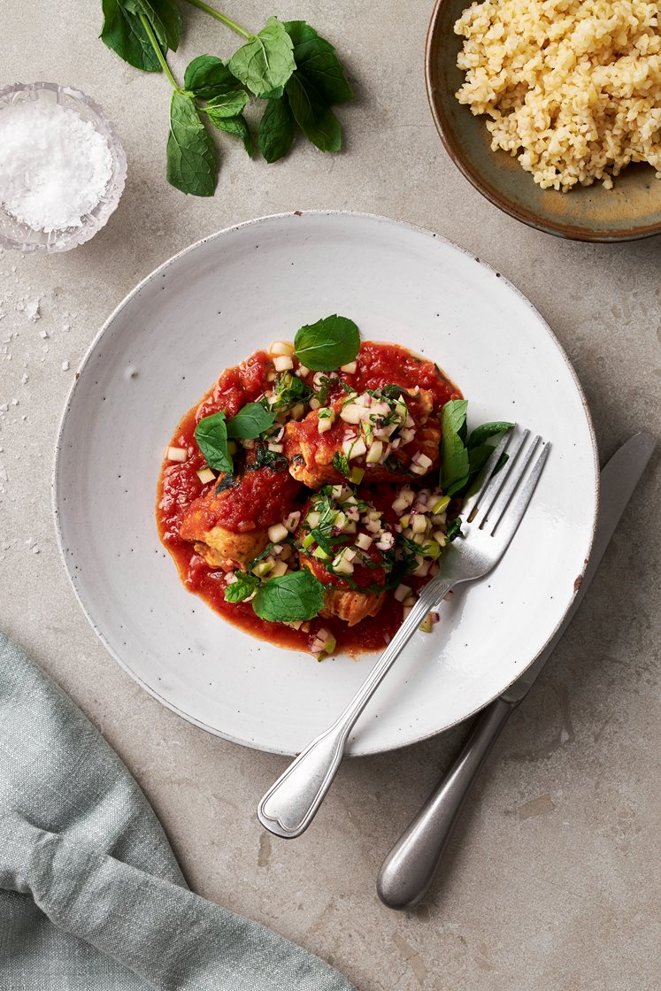 Fetaostfylld kalkonrullad med kryddig tomatsås, mynta och äppelsalsa