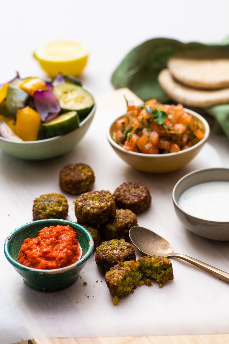 Falafler i pitabrød med ovnsbakte grønnsaker, ajvar og urtedressing