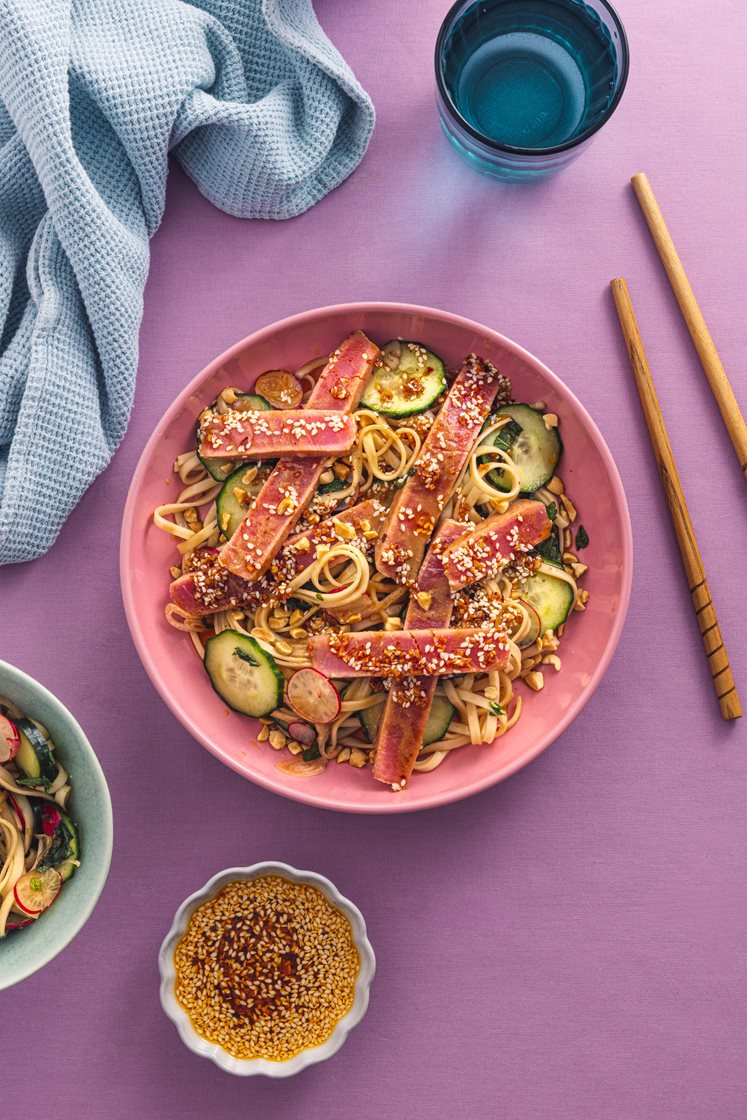 Misomarinert tunfisk med nudelsalat og crispy chiliolje