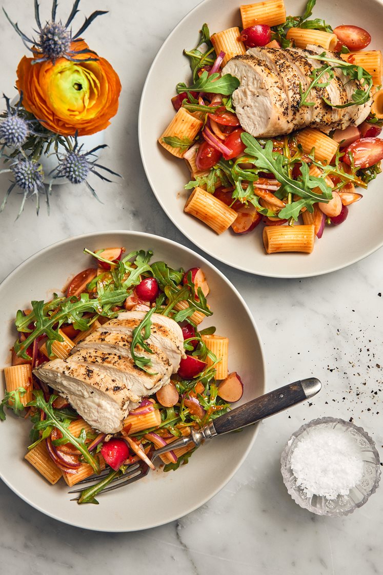 Pastasallad med ajvardressing och timjanstekt kyckling 