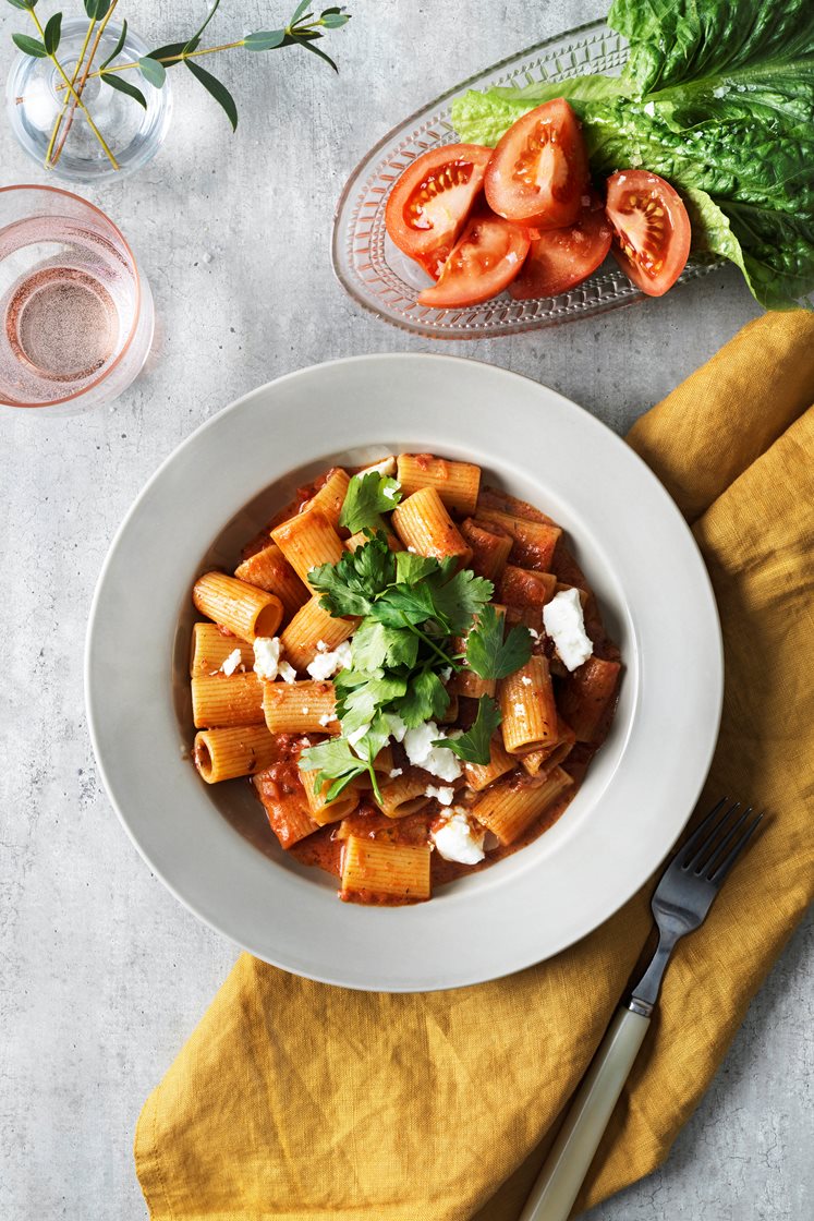 Krämig tomatpasta med fetaost och bladpersilja