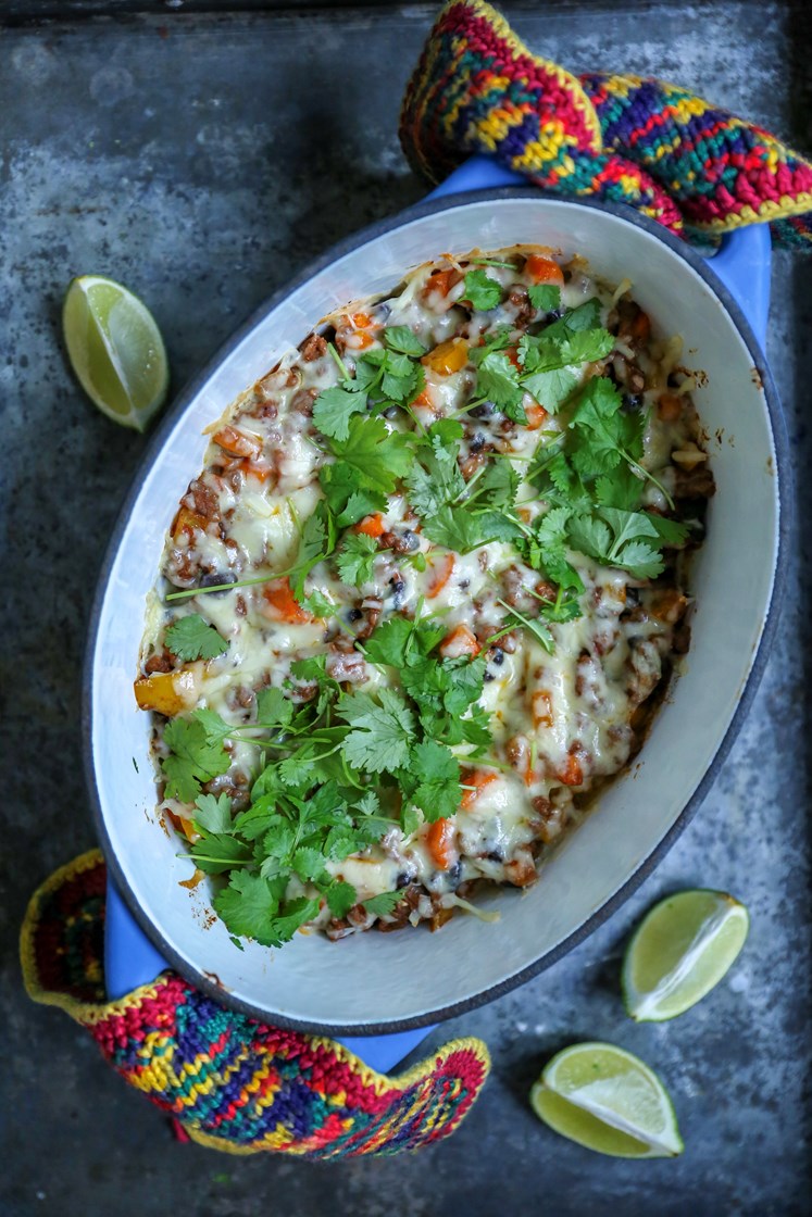 Tacogryte med kjøttdeig, bønner og tomat, servert med frisk salat